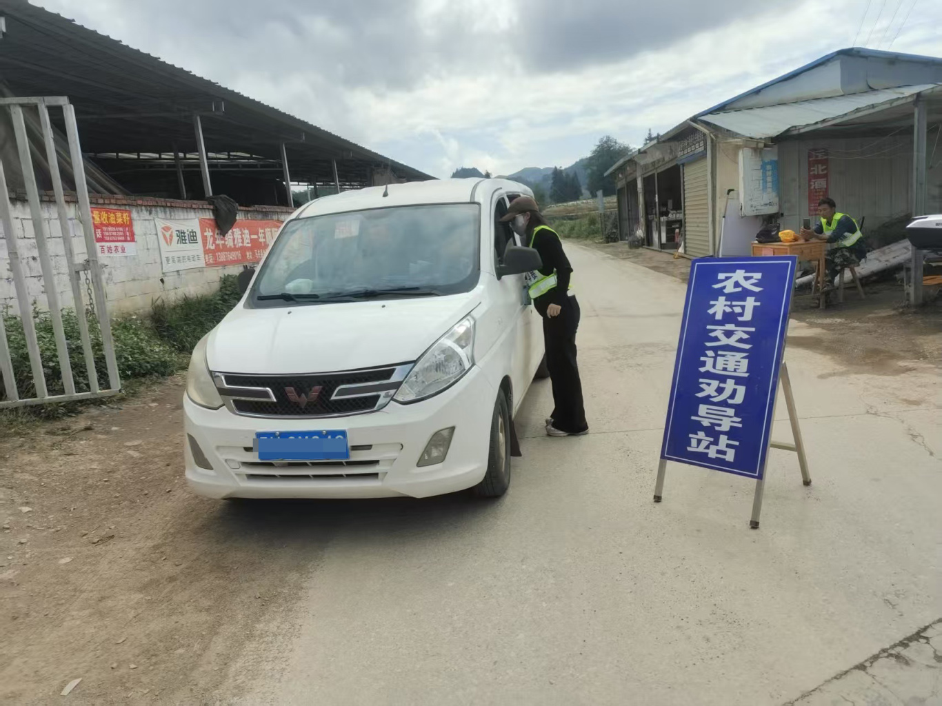 夹寒箐派出所“查违法、排隐患、强劝导”  保障群众出行安全 2.jpg