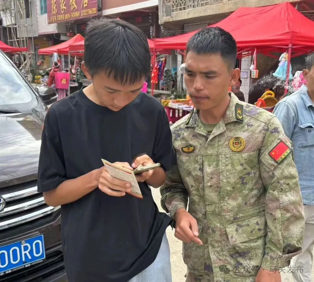 图5:大栗树乡赶集日征兵宣传,现场指导报名.jpg