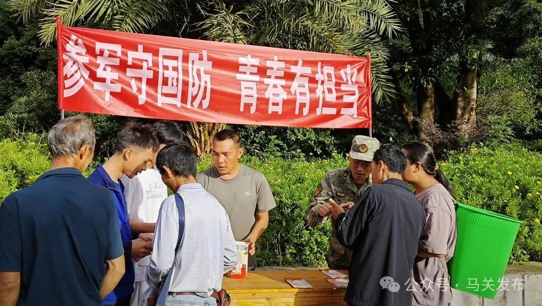 图2:坡脚镇赶集日开展征兵宣传.jpg