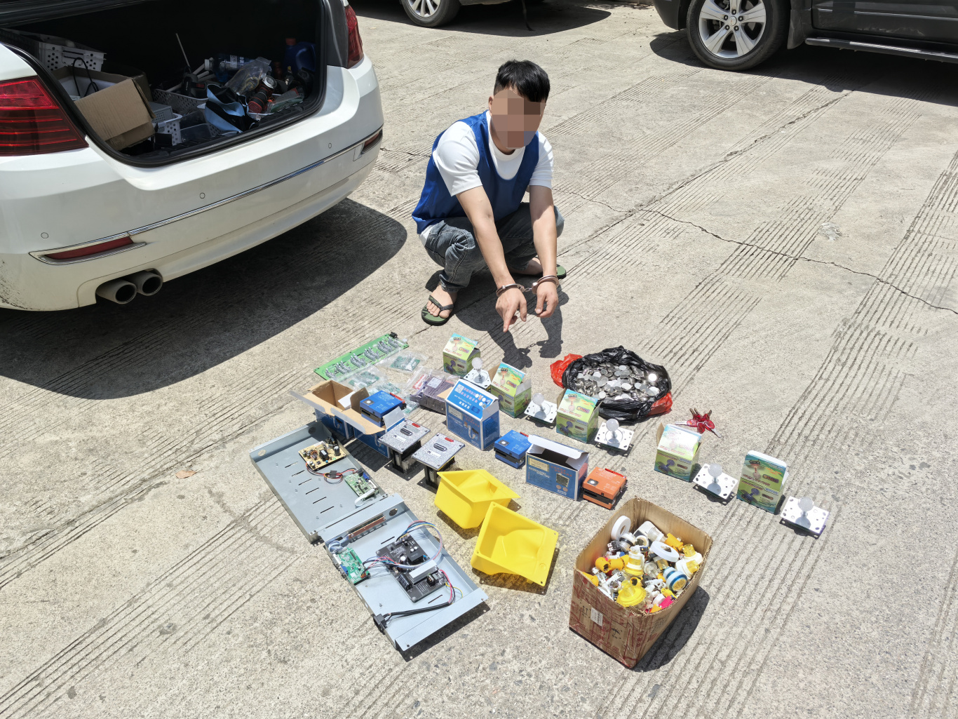 雷霆出击!马关公安成功捣毁一赌博机窝点 (2).jpg