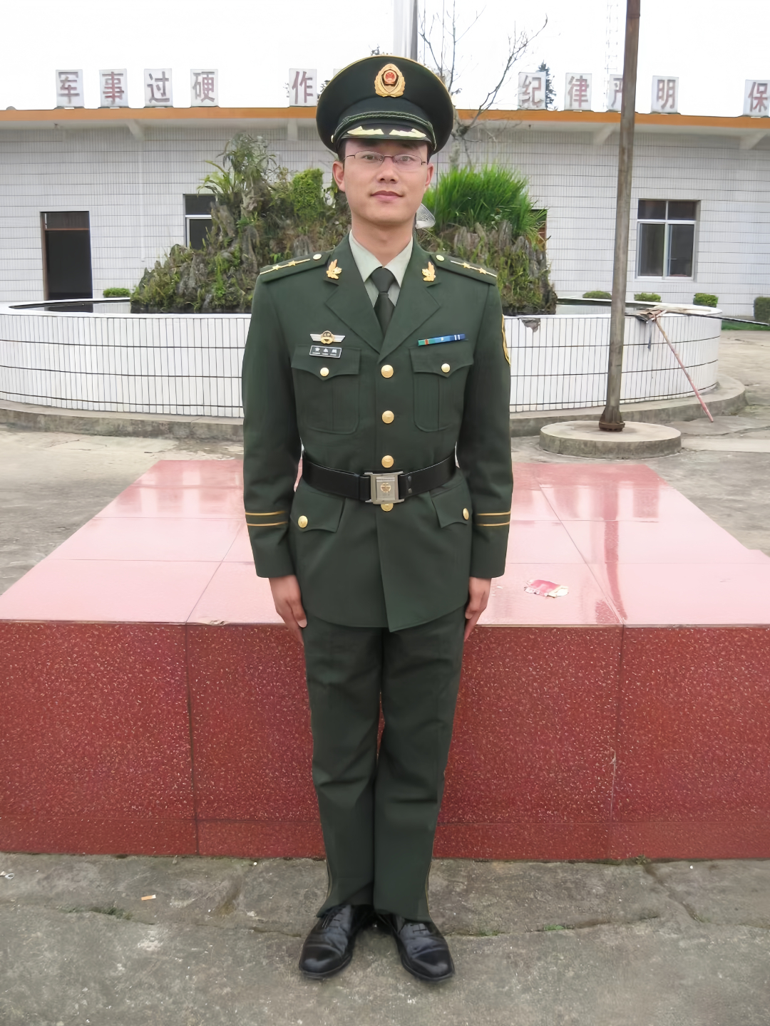 图一：2006年，黄永鹏身着橄榄绿初到金厂.jpg