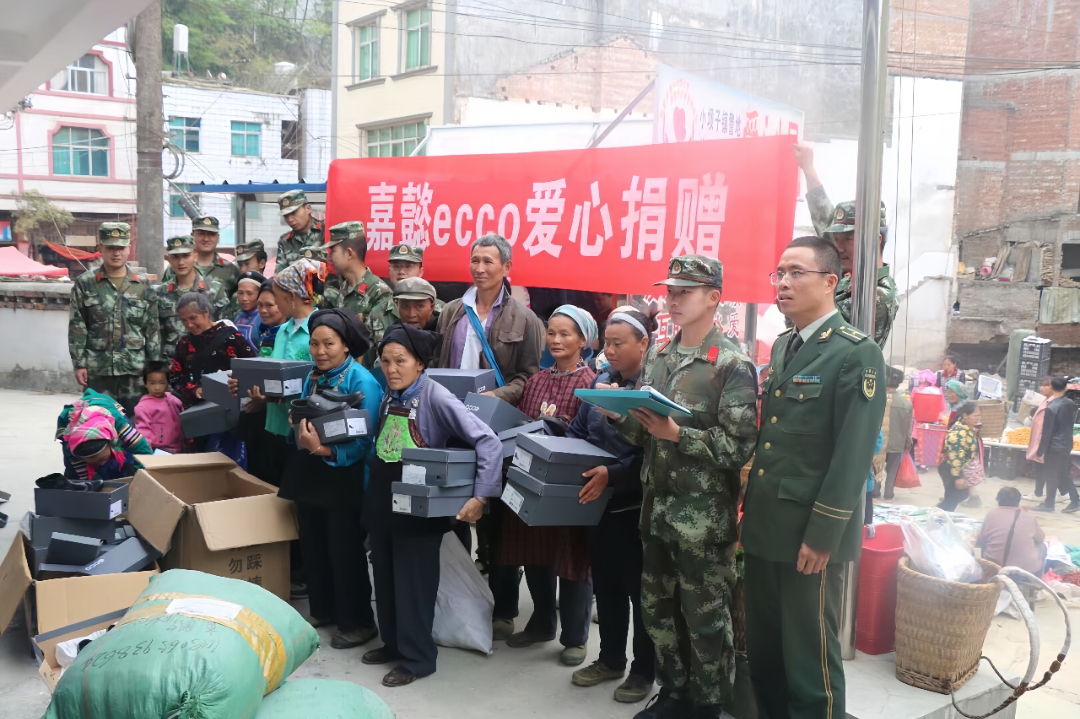 图六：2017年刘崇江与同事为当地群众募捐.jpg