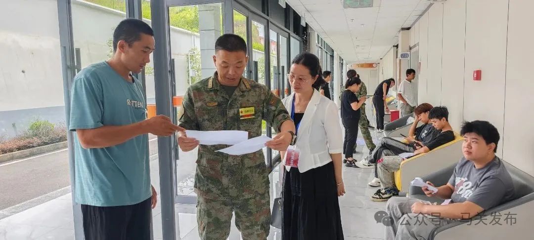 图2:廉洁征兵监督员全程监督体检过程.jpg