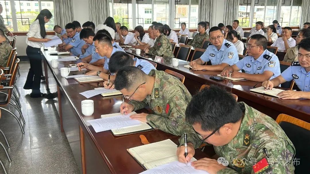 图4:签订廉洁征兵责任书.jpg