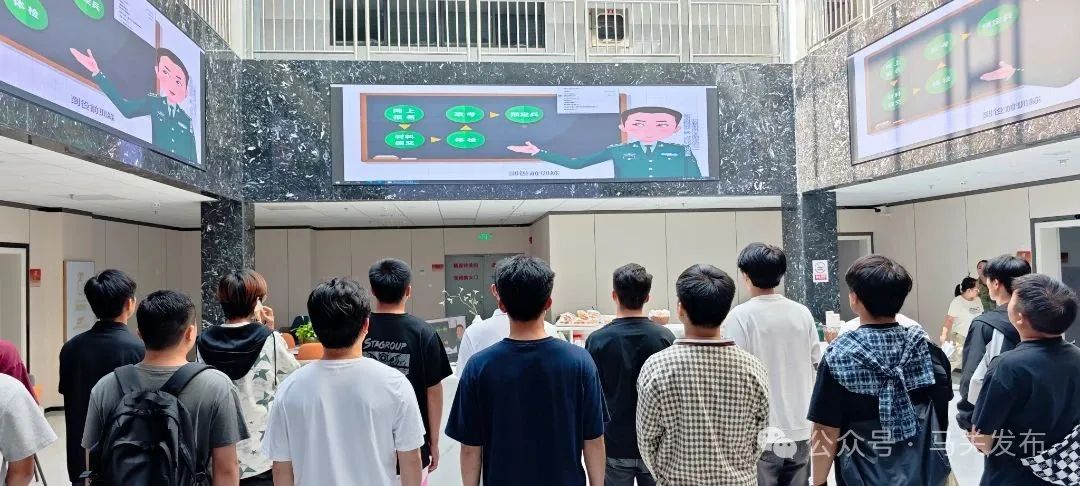 图6:应征青年观看廉洁征兵宣传片.jpg