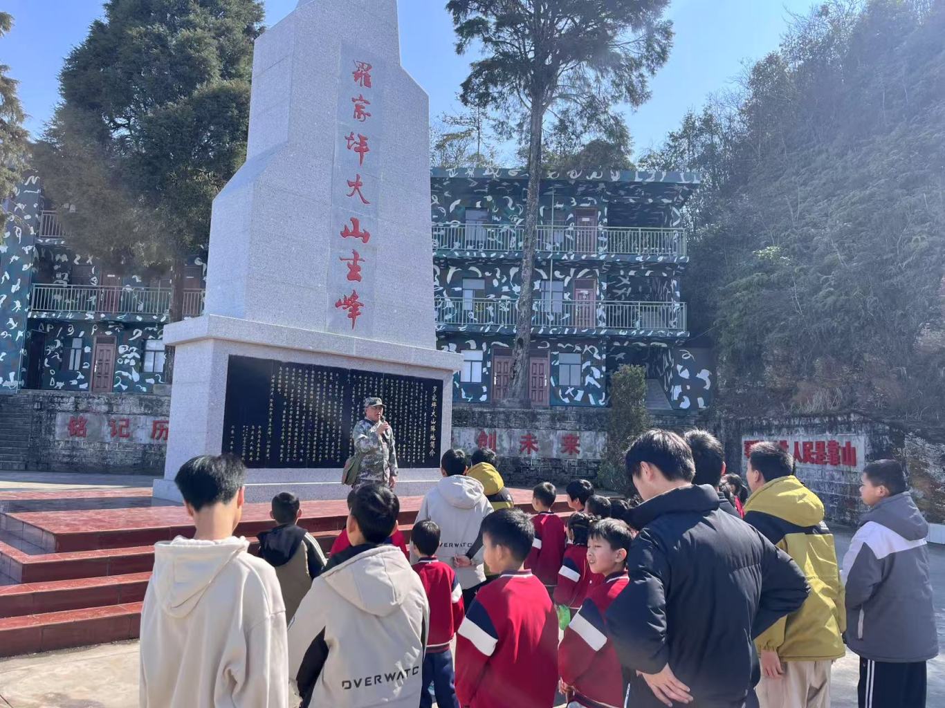 熊光泽为州福利院儿童讲解.jpg