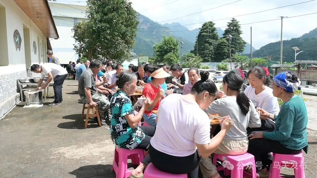 转移安置点吃团圆餐.JPG