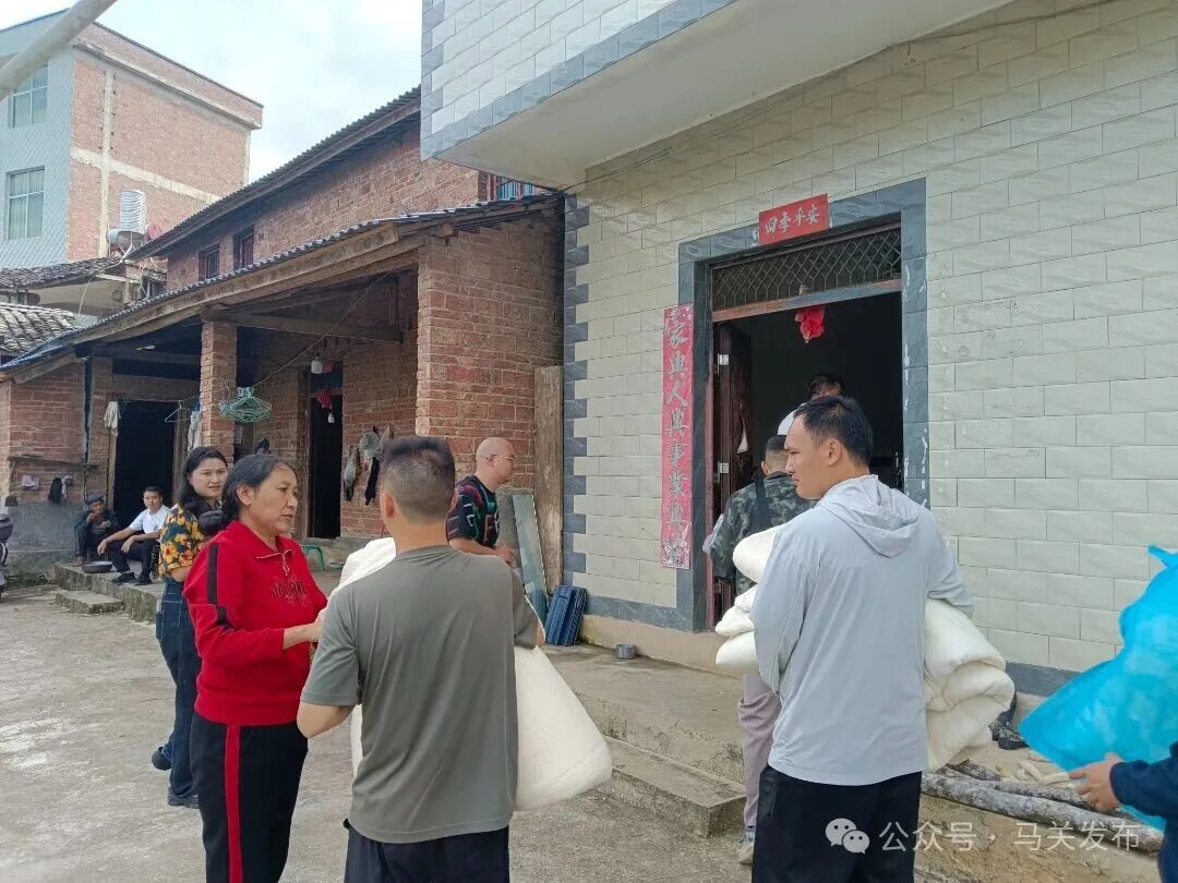 发放应急物资.jpg