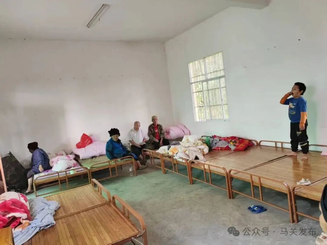 活动室临时搭建床铺.jpg