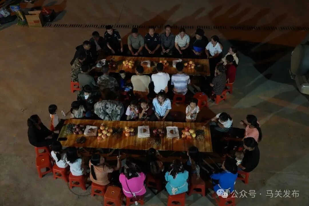 安置点集体中秋.JPG
