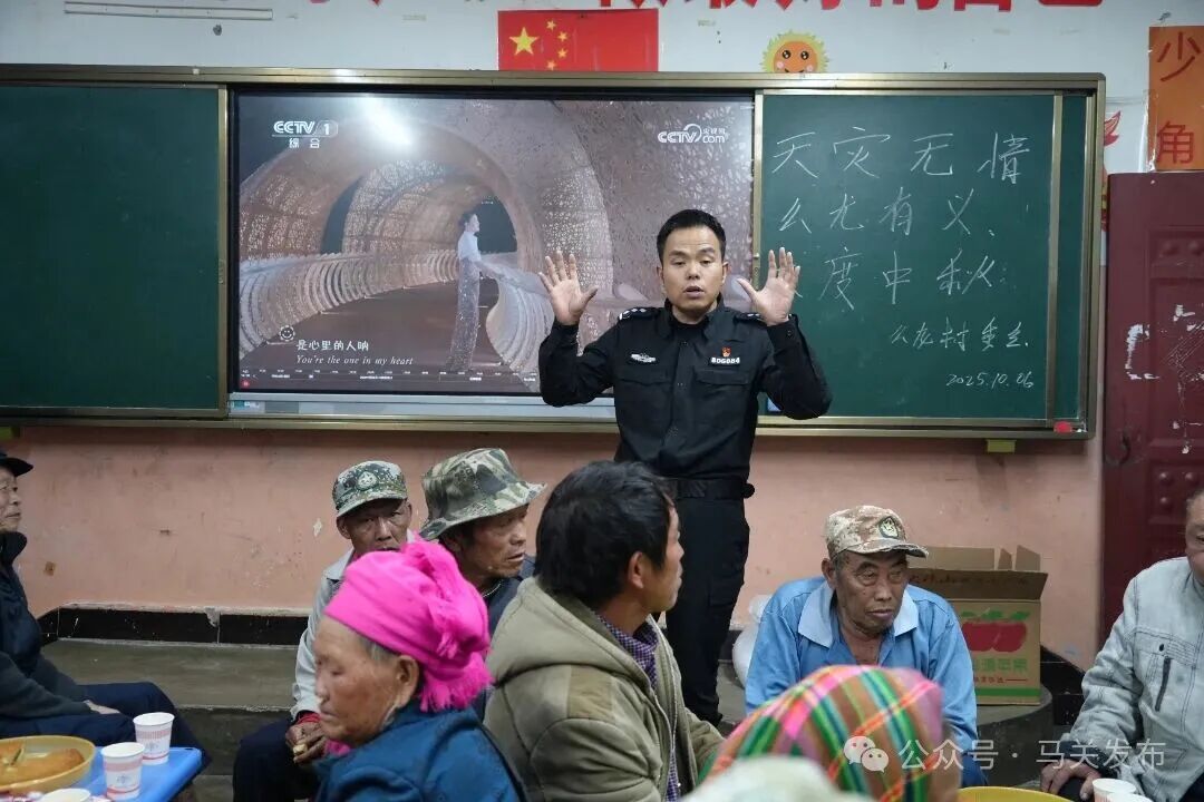 民警在中秋活动间隙开展反诈宣传.JPG