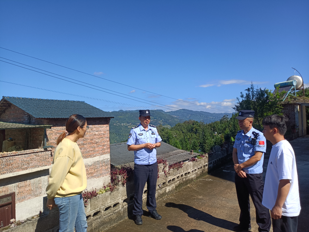 民警走访调研.jpg