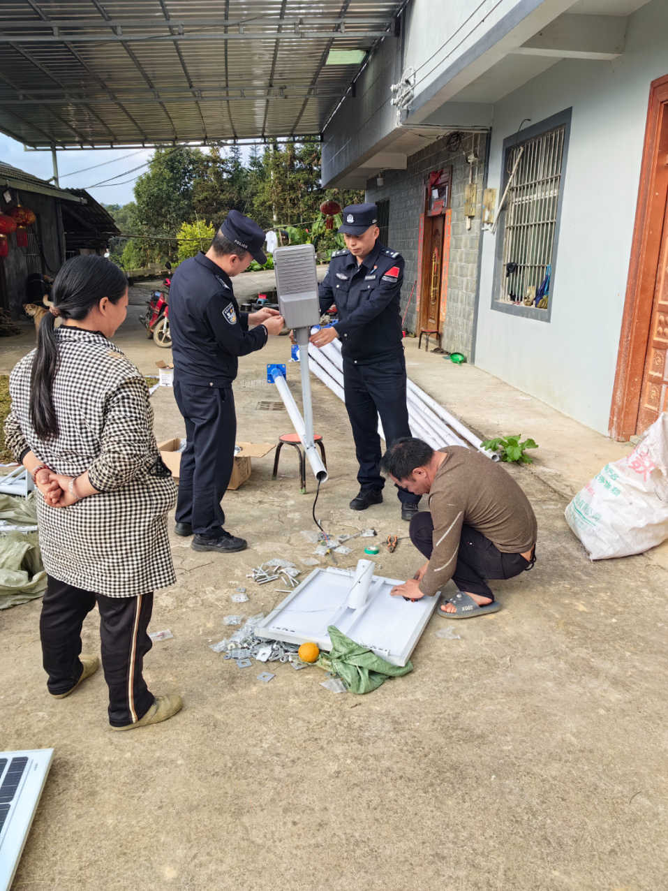 民警协助开展路灯安装.jpg