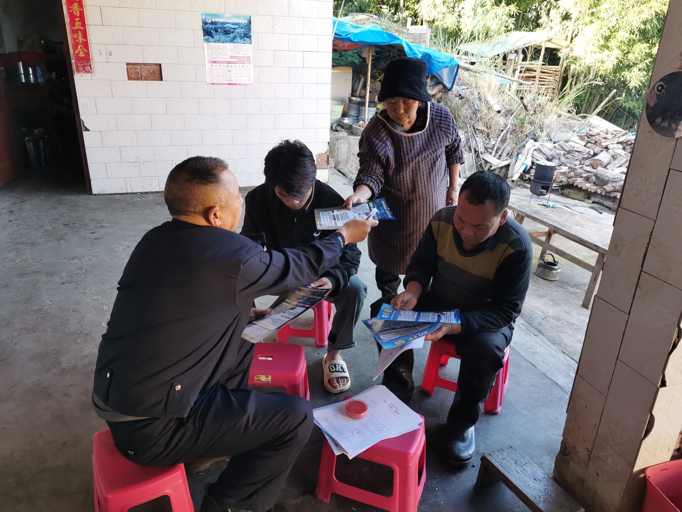 “警”防诈骗！曼家寨派出所多领域宣传，织密反诈防护网 (1).jpg