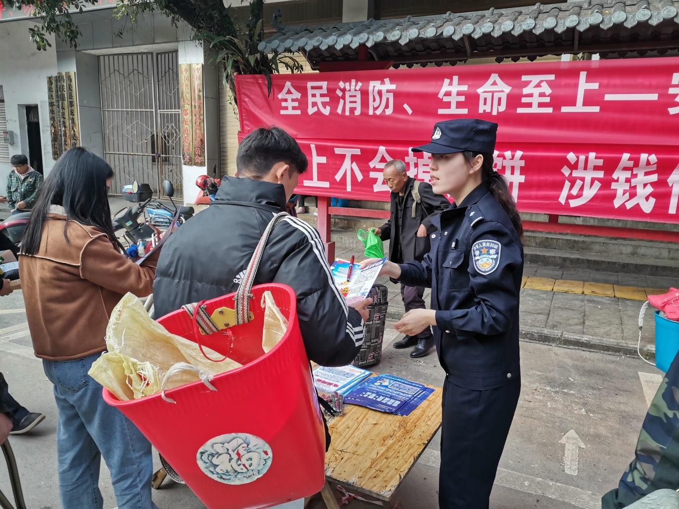 “警”防诈骗！曼家寨派出所多领域宣传，织密反诈防护网 (3).jpg