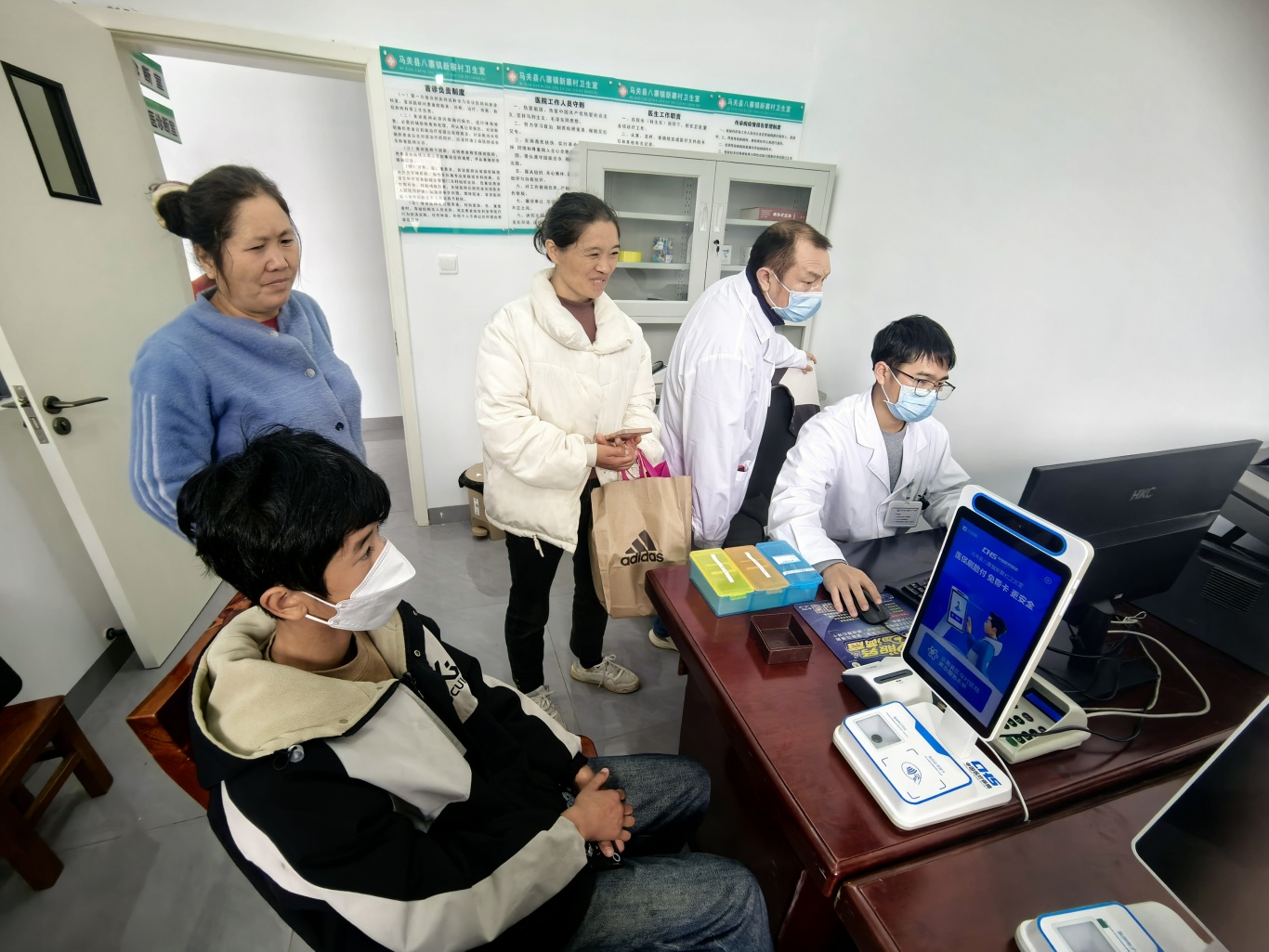 群众排队看诊.jpg