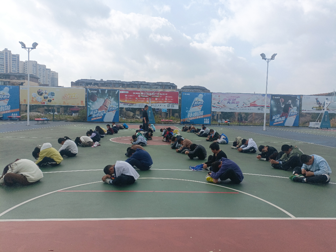 篮球班拉伸训练。徐永春 摄.jpg