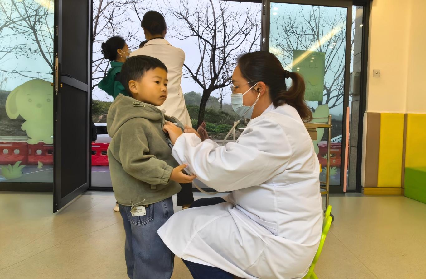 于2026年3月11日拍摄，县妇幼保健院的医生给小朋友进行肺病、心脏听诊.jpg