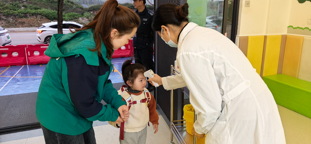 于2026年3月11日拍摄，县妇幼保健院的医生给小朋友测量体温.jpg