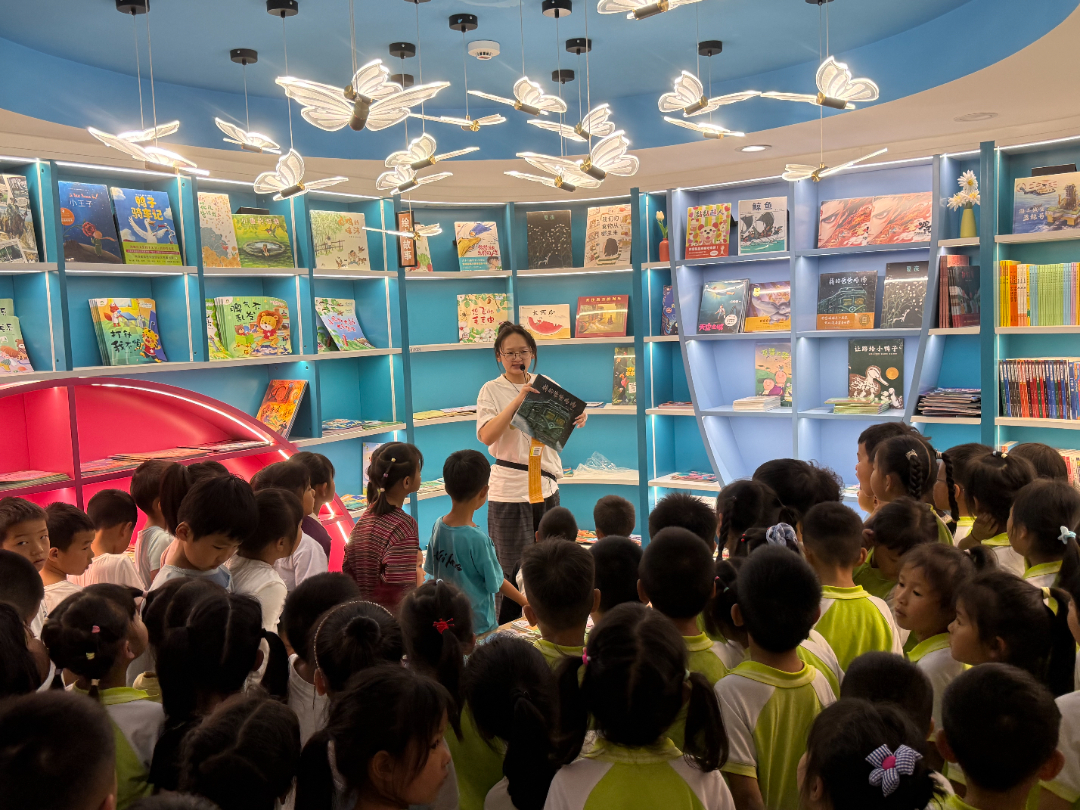 马关县幼儿园“童进书店，阅见美好”体验活动。何自道 摄.JPG