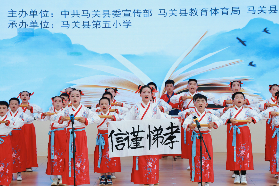 马关县第五小学诵读《弟子规》。张树双 摄.jpg