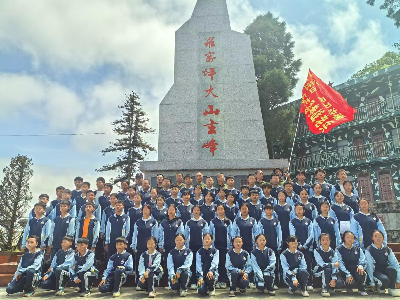 金厂镇中心学校：团员与老兵合影.jpeg