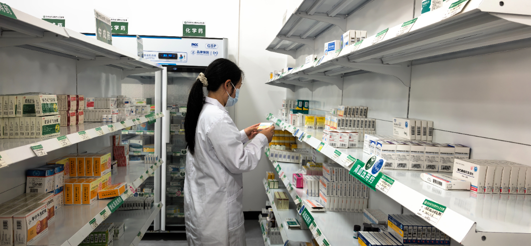 药房医生正给患者拿药。拍摄于2026年6月5日.jpg