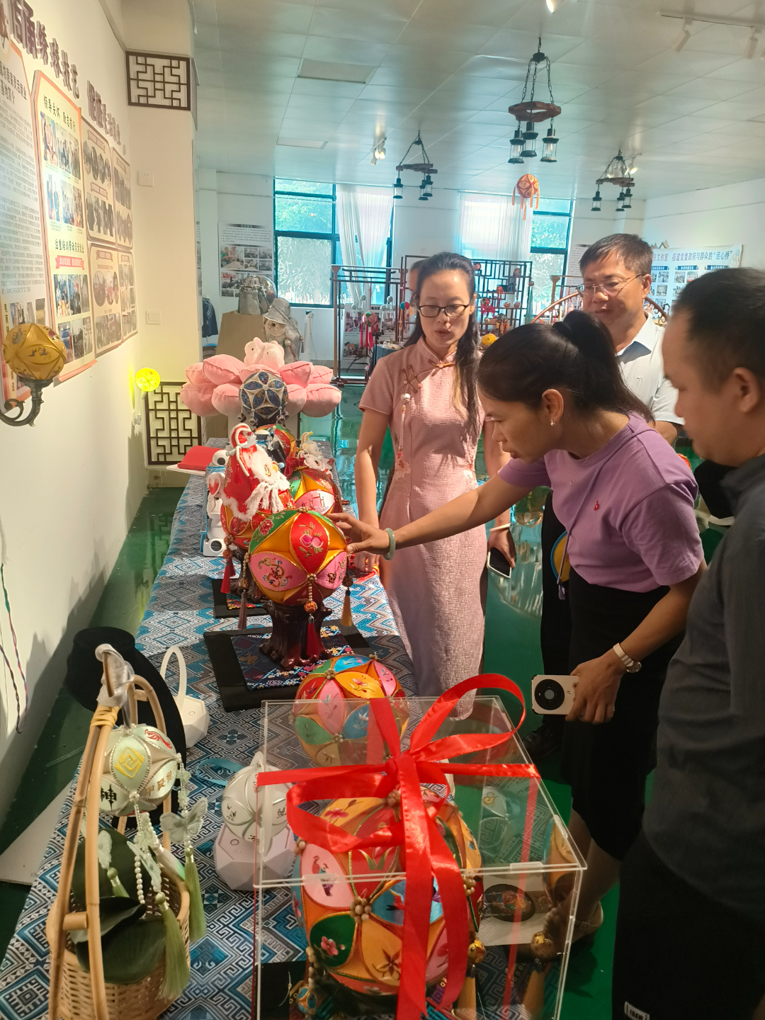 图为  在广西靖西市绣蕴坊考察学习1.jpg