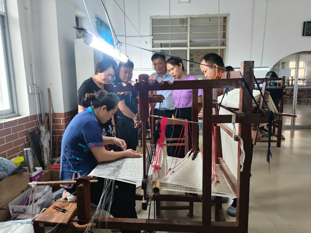 图为  在广西靖西市匠心承韵非遗馆考察学习.jpg
