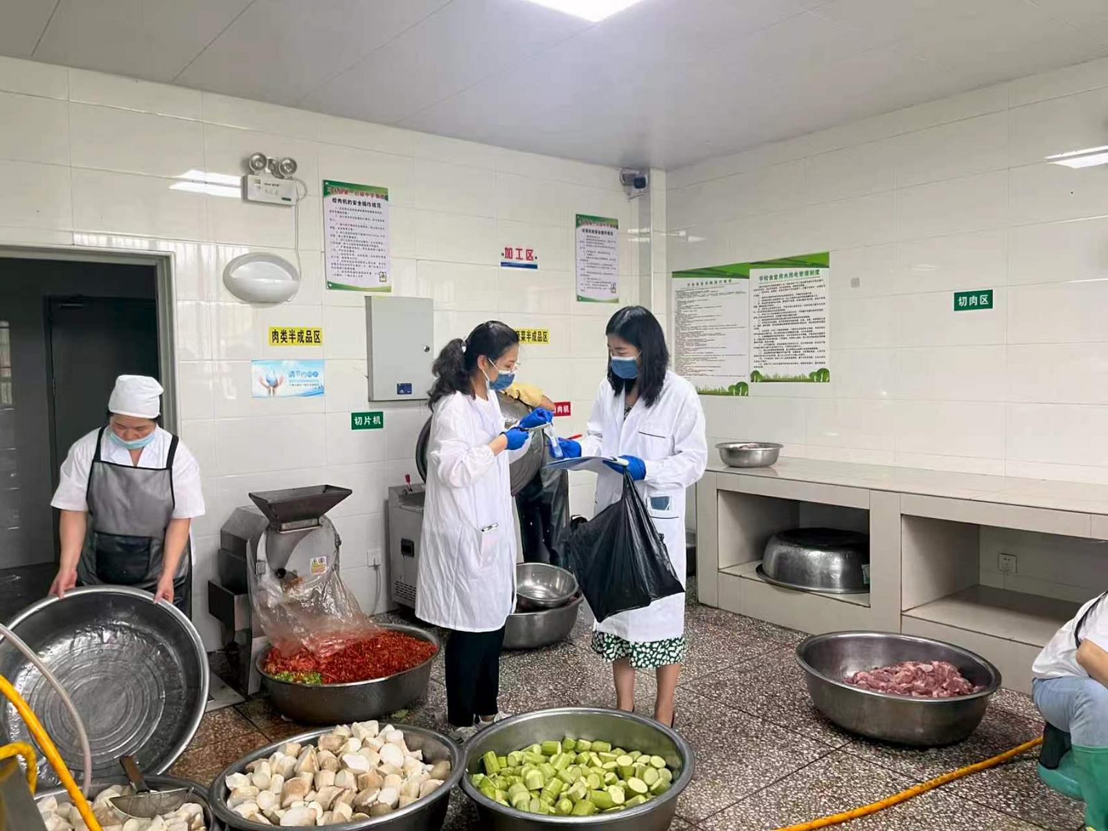 检测人员对考点食堂食材进行现场抽样登记.jpg