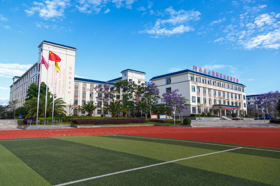 马关上海新纪元实验学校(马关县第二中学)——行政楼、教学楼(王成臣 摄).jpg