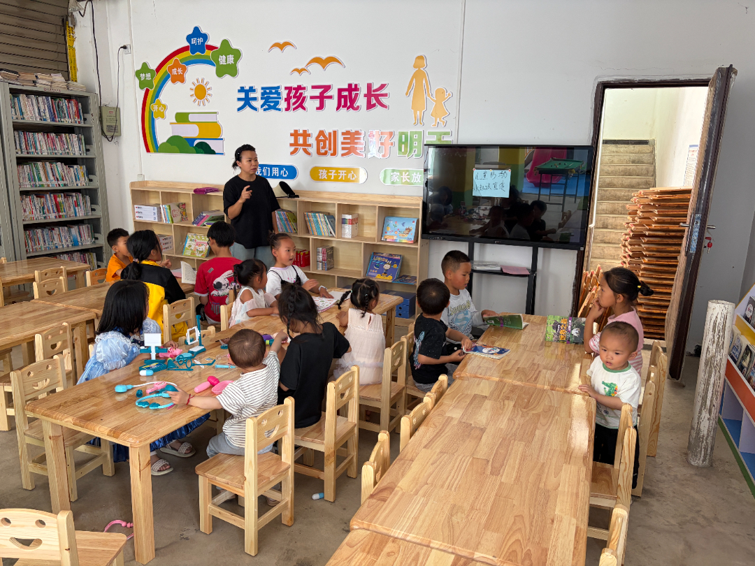 志愿者老师带领孩子做实验.jpg
