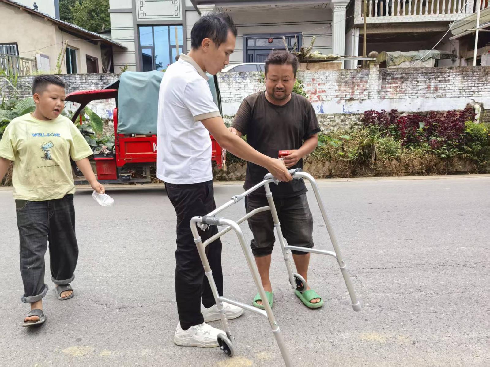 发放辅助器具 (7).jpg