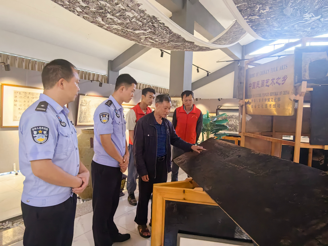 民警参观版画展厅2.jpg