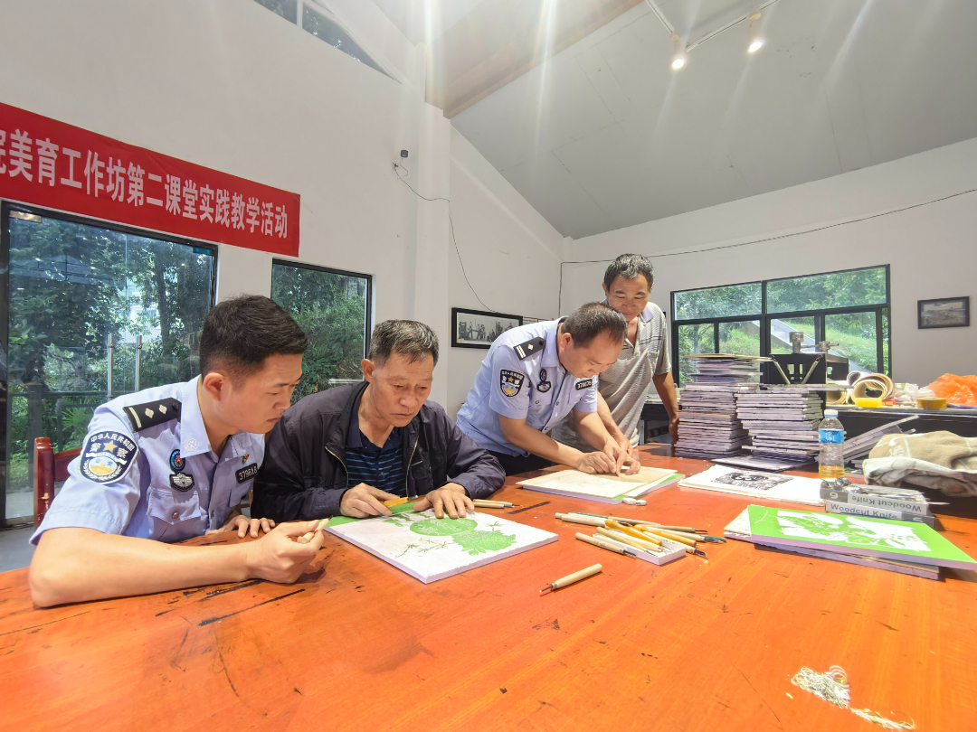 1民警学习版画刻制2.jpg