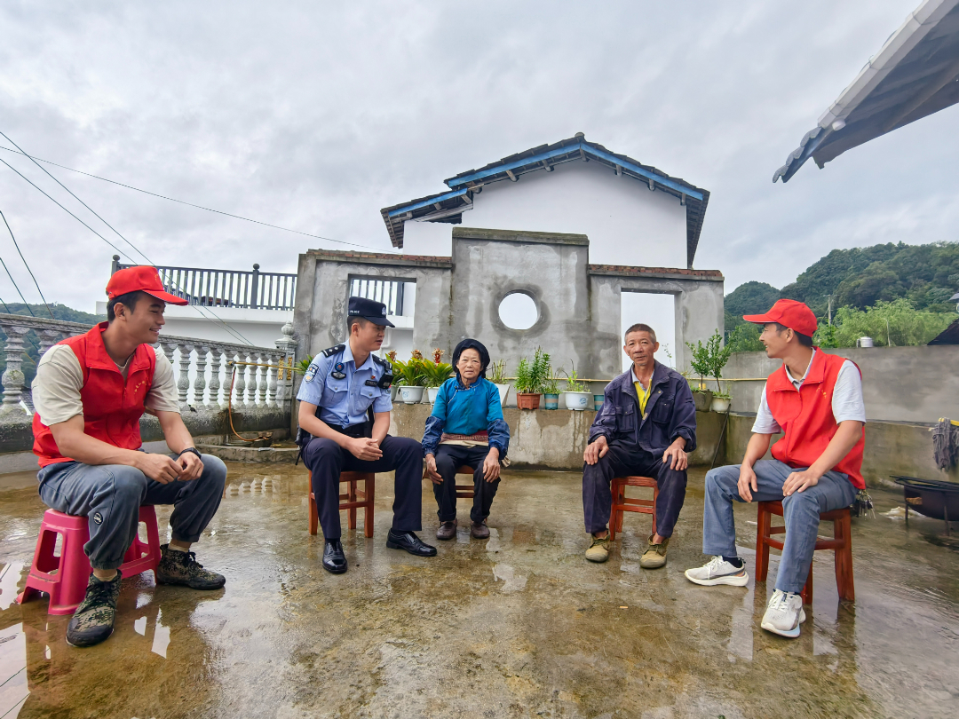 联系义警队到版画村开展矛盾纠纷调解.jpg