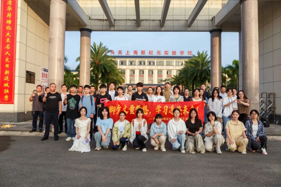 与学生合影.jpg