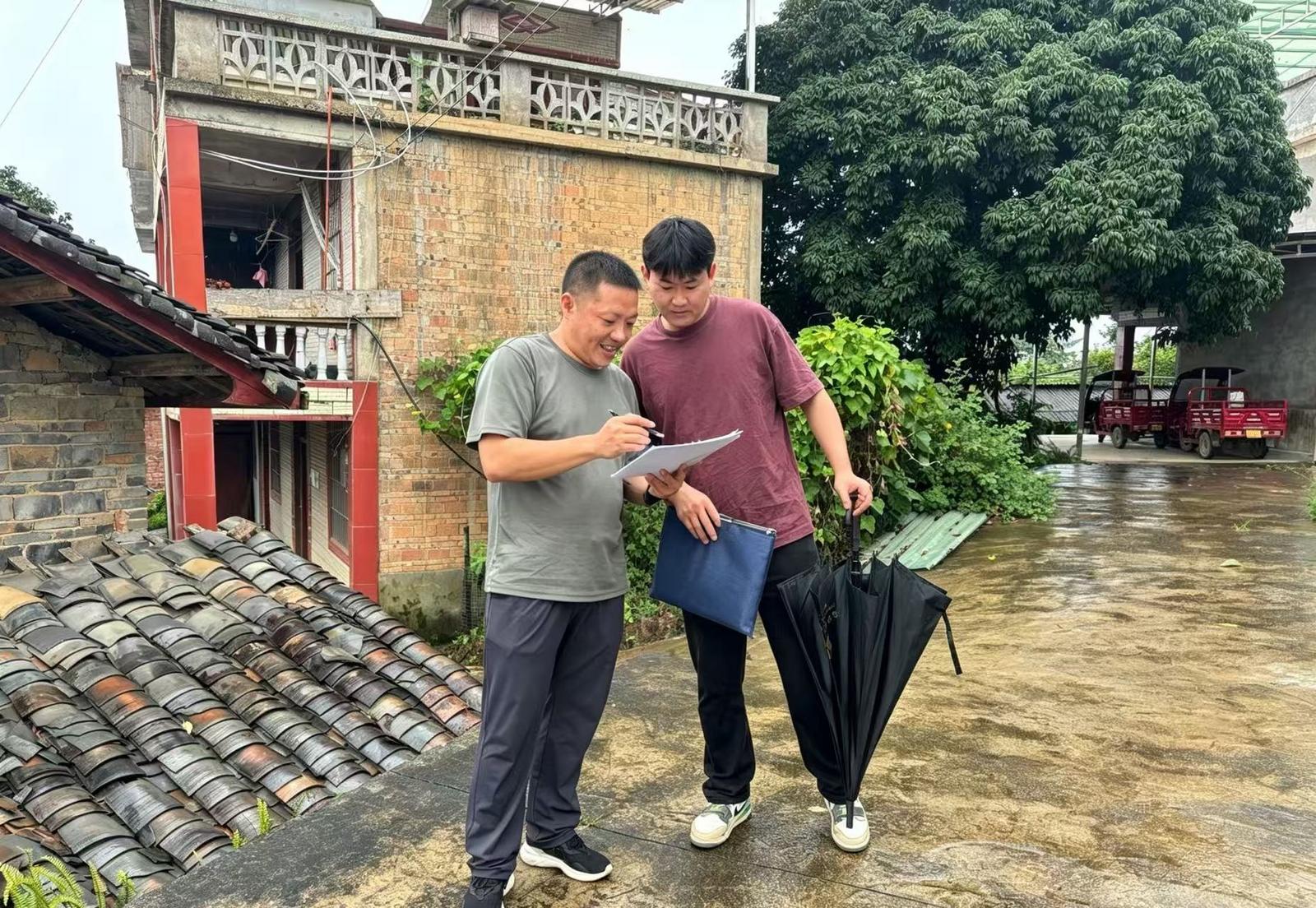 图为金厂镇党委业务导师带领帮带的年轻干部走访特困供养家庭,现场传帮带,锤炼群众工作本领。金厂镇党委董佳佳摄.jpg