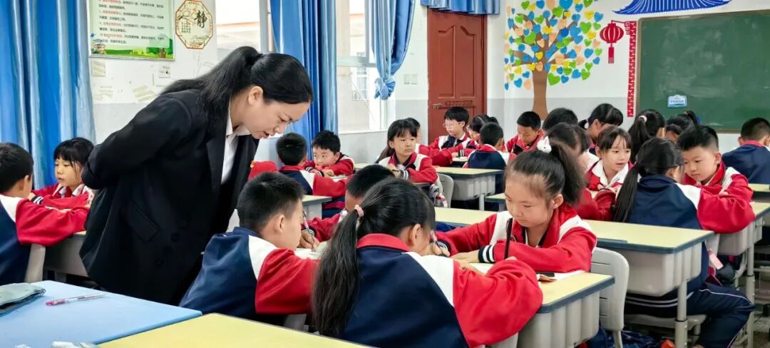 赵玲老师正在指导孩子们学习.jpg
