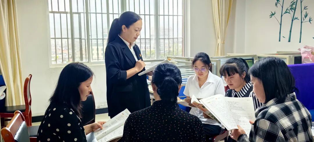 赵玲老师正在和本组教师开展跨学科研讨.jpg
