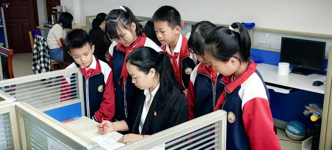 赵玲老师正在办公室里给孩子们讲解作业.jpg