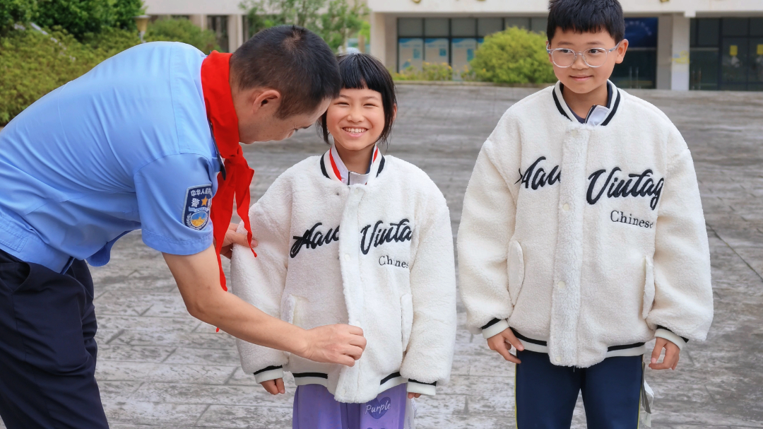 民警帮孩子调试大小 (2).jpg