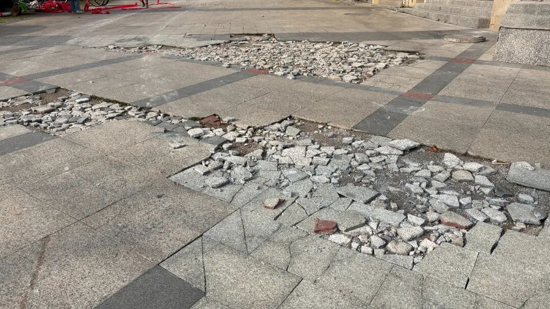 安康路奥斯卡电音剧场门口路面损坏.jpg