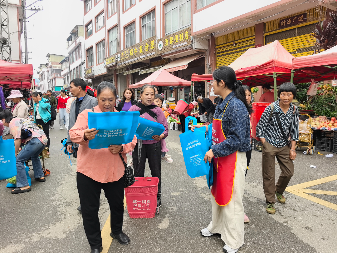 发放《未成年人网络风险防护指南》1.jpg