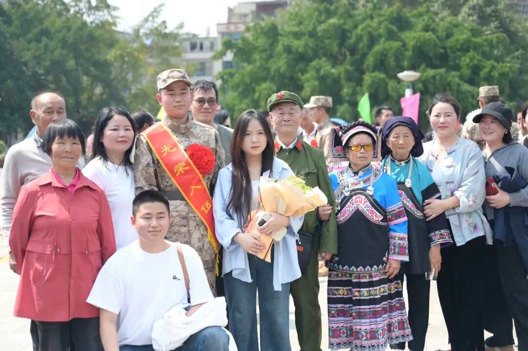 2025年上半年陈建昌和家人送弟弟陈律昌入伍.JPG