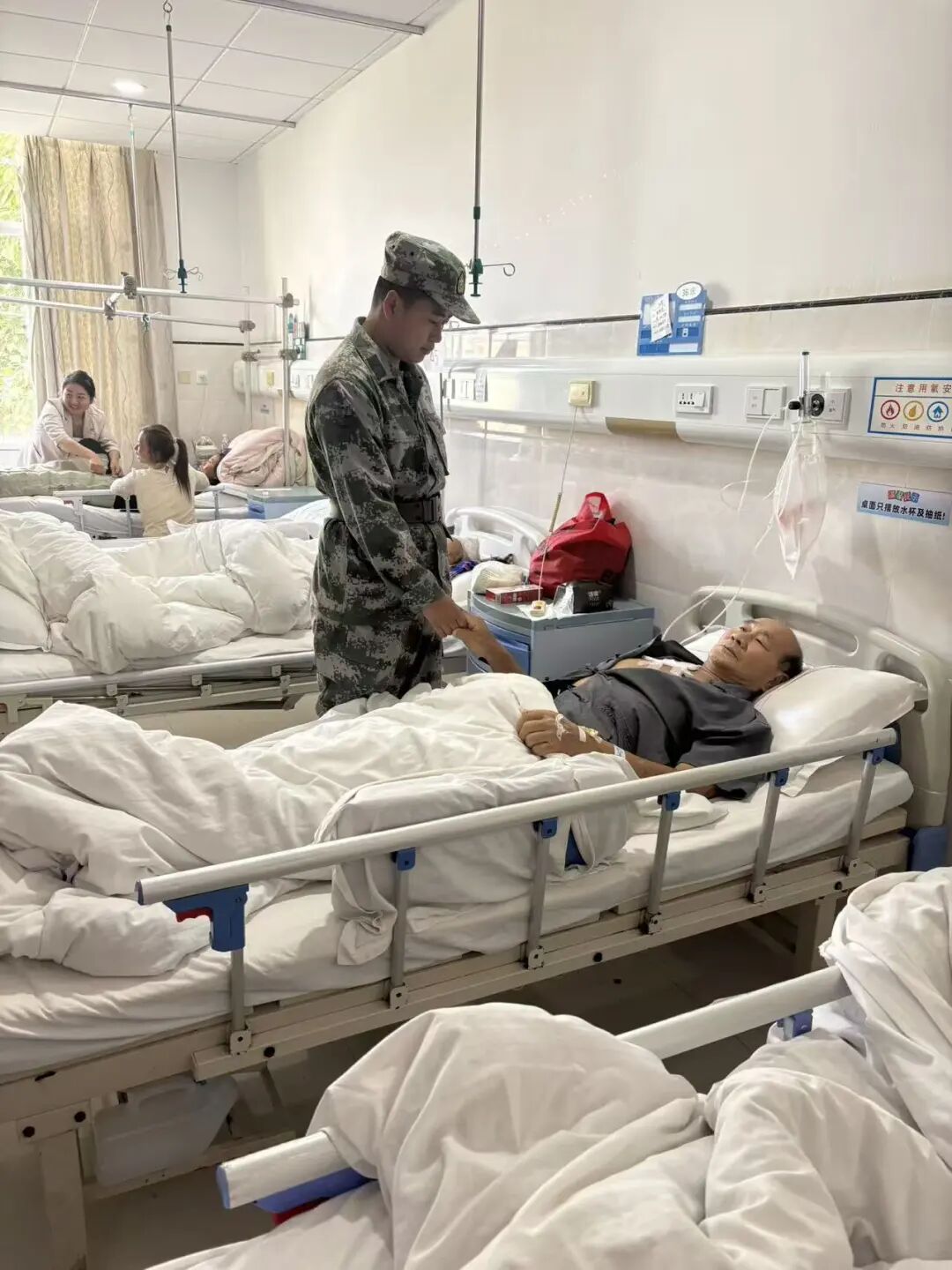 陈建昌临行前到医院看望生病的外公.jpg